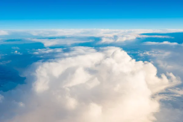 Weiße Wolken Blauen Himmel Als Wolkenkratzer Hintergrund — Stockfoto