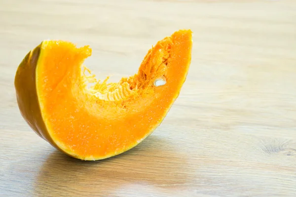 Plátkem Pomerančové Zralé Dýně Dřevěné Desce — Stock fotografie
