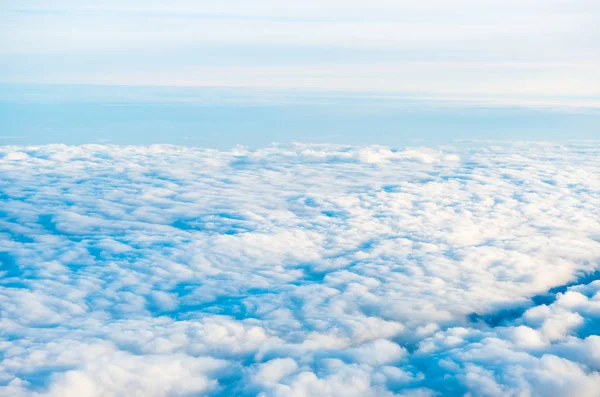 Cloudscape の背景に青い空に白い雲 — ストック写真