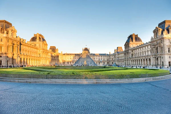 Paris Fransa Eylül 2018 Panorama Louvre Müzesi Ile Simgesel Yapı — Stok fotoğraf