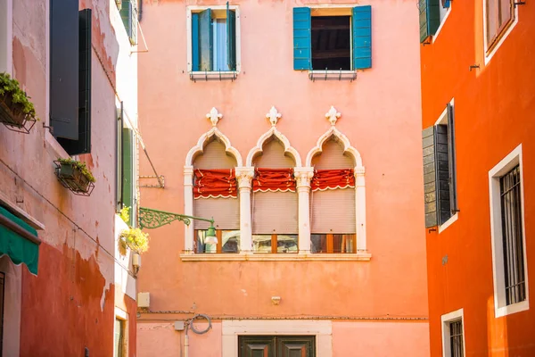 ヴェネツィアの古い家の壁の赤の窓 — ストック写真
