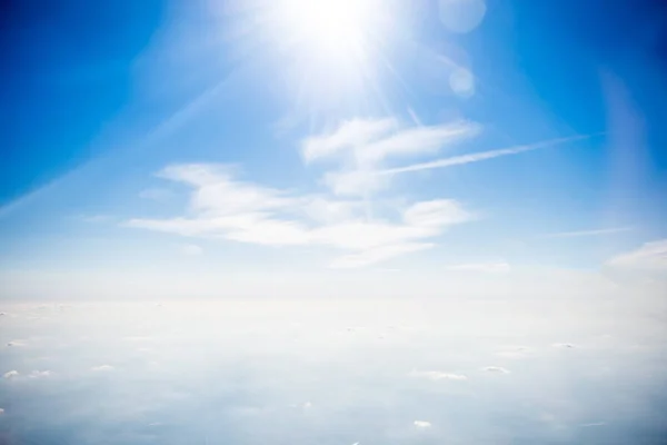 Sonne Klaren Blauen Himmel Und Schöne Weiße Wolken — Stockfoto