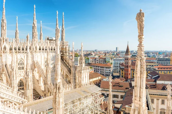 Estátua Branca Topo Catedral Duomo Vista Para Cidade Milão — Fotografia de Stock