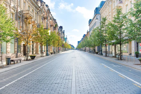 Şehir sokak ile Avrupa, Litvanya, Vilnius boş yol ve sabah ışığında