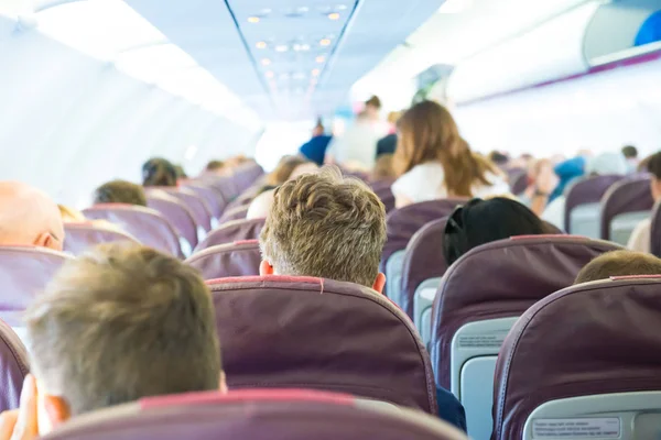 Yolcular Uçağın Içinde Otururlar Seyahat Eden Insanlar — Stok fotoğraf