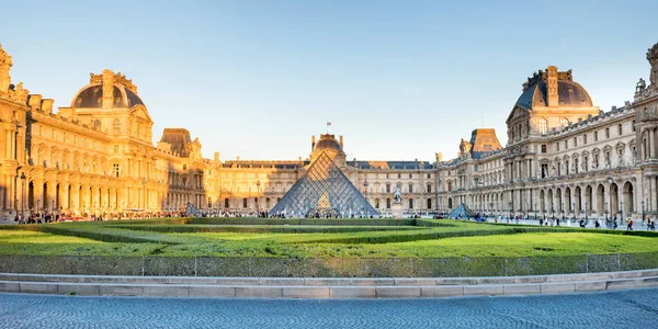 法国巴黎 2018年9月25日 卢浮宫博物馆全景与地标性入口 金字塔在巴黎 — 图库照片