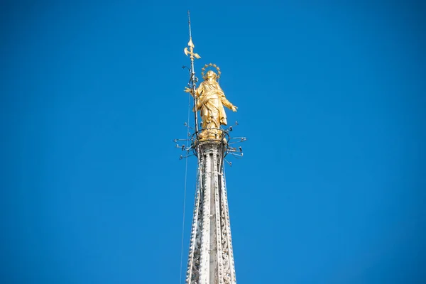 Estatua Dorada Virgen María Techo Superior Catedral Del Duomo Milán —  Fotos de Stock