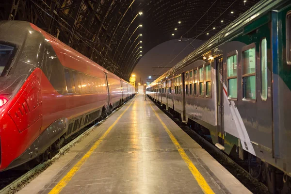 Comboios Modernos Estação Ferroviária Europa — Fotografia de Stock