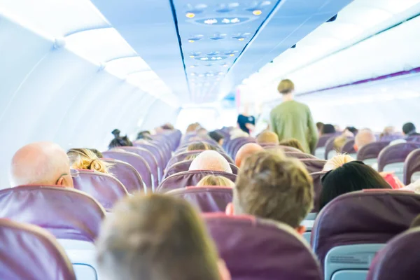 Pasażerowie Siedzą Samolocie Osoby Podróżujące — Zdjęcie stockowe