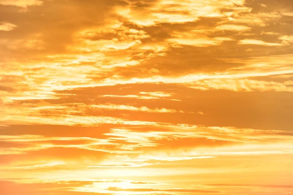 Cielo Anaranjado Atardecer Con Nubes Para Fondo Natural — Foto de Stock