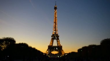 Işıklı Eyfel Kulesi ile ışıltı ışıkları, gece Paris, Fransa
