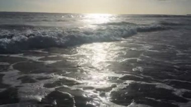 Mavi dalgalar okyanus tropik sahilde sörf. 4 k yüksek çözünürlüklü görüntüleri