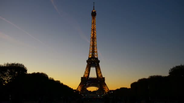 Φωτιζόμενο Πύργο Του Άιφελ Λάμψη Φώτα Βράδυ Στο Παρίσι Γαλλία — Αρχείο Βίντεο