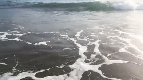 Onde Blu Che Surfano Sulla Spiaggia Tropicale Dell Oceano Filmati — Video Stock