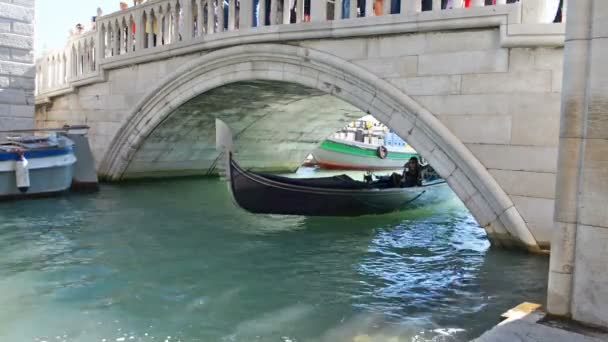 Turistas Divertindo Viagem Gôndola Com Gondola Velejando Sob Ponte Veneza — Vídeo de Stock