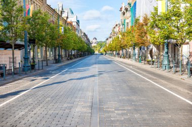 Şehir sokak ile Avrupa, Litvanya, Vilnius boş yol ve sabah ışığında