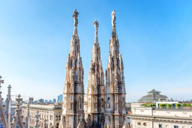 Mermer heykel - mimarisi üzerine çatı Duomo Gotik Katedrali, Milano, İtalya