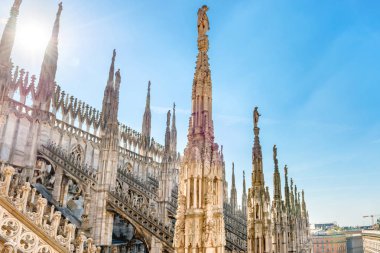 Duomo Gotik Katedrali 'nin çatısından Milano Piazza Meydanı' na