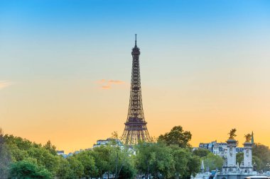 Park Champ de Mars batımında Paris, Fransa'da Eyfel Kulesi