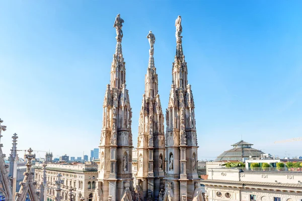 Μαρμάρινα Αγάλματα Αρχιτεκτονική Στην Κορυφή Οροφή Γοτθικό Καθεδρικό Ναό Duomo — Φωτογραφία Αρχείου