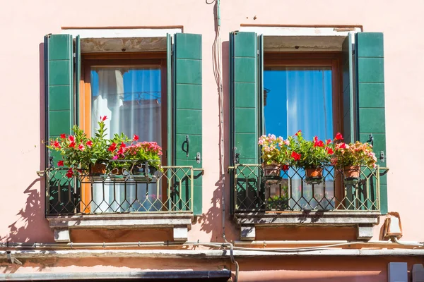 Fenster Mit Blumen Altem Haus Venedig — Stockfoto