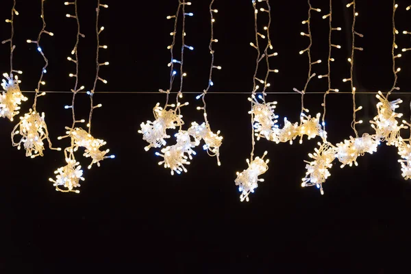 Праздничные Желтые Гирлянды Черном Фоне Рождественских Праздников — стоковое фото