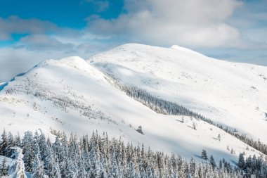 Kar ve blue hills ile dağlarda kış manzarası