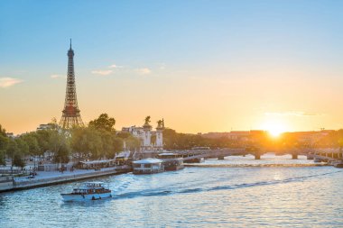 Paris, Fransa 'da Eyfel Kulesi ve Seine nehri ile güzel bir gün batımı