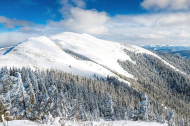 Kar ve blue hills ile dağlarda kış manzarası
