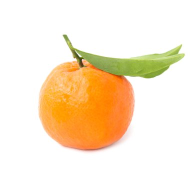 Beyaz arkaplanda yeşil yapraklı turuncu mandalina.