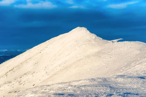 日落时雪中山峰的景观 — 图库照片