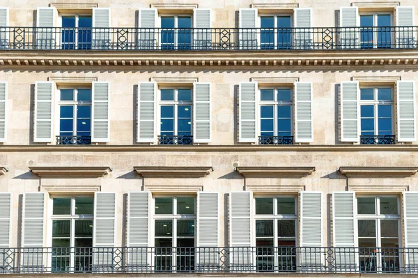 Rader Fönsterluckor Fasaden Typiska Gamla Europeiska Hus — Stockfoto