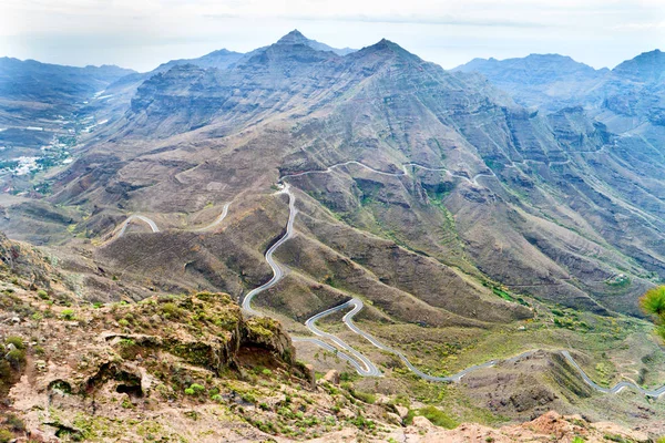 Naturlandskap Kanarieöarna Med Bergskedja Gröna Kullar Och Kurvig Väg — Stockfoto