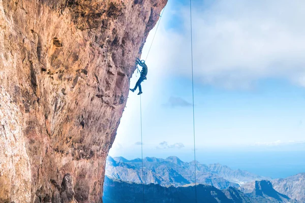 Bergsteiger Erklimmt Überhängende Klippe Mit Kanarischer Inselkette Und Meer Hintergrund — Stockfoto