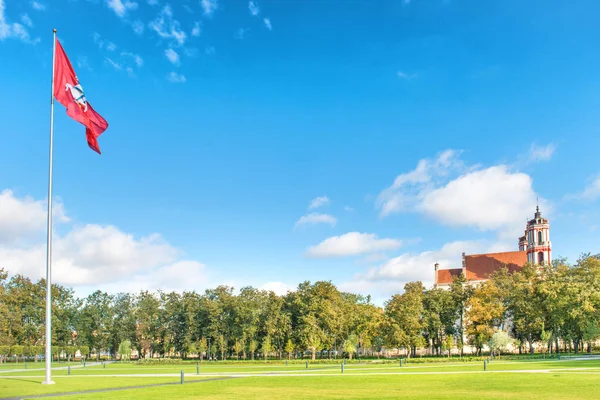 Beautiful Sunny Park Green Grass Flying Flag Old Catholic Cathedral — Stock Photo, Image