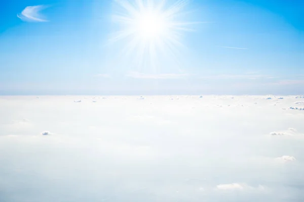 Sol Com Raios Céu Azul Claro Belas Nuvens Brancas — Fotografia de Stock