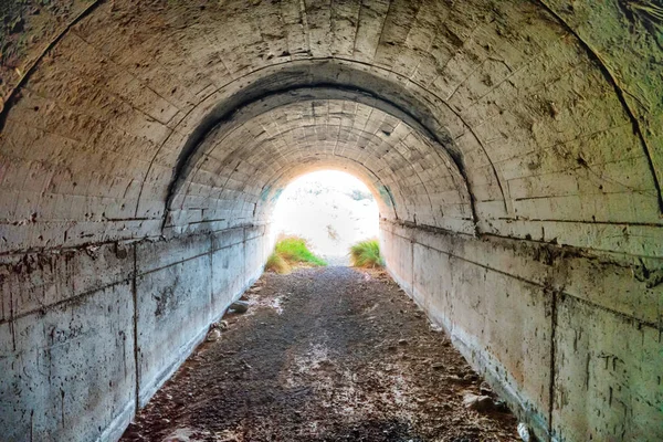 Koyu Terk Edilmiş Boş Tünelin Sonunda Parlak Işık Ile — Stok fotoğraf