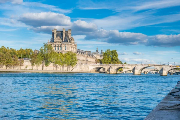 Bela Vista Para Museu Louvre Sobre Rio Sena Azul Paris — Fotografia de Stock