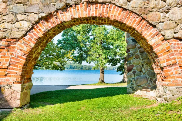 Old Brick Arch Green Trees Lake — Stock Photo, Image