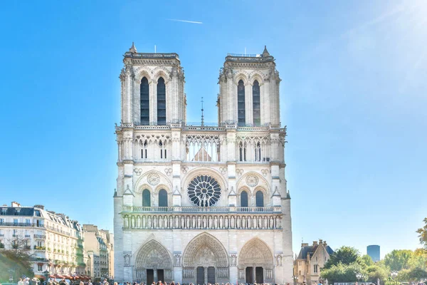 Notre Dame Paris Люди Знаменитом Соборе Солнцем Голубым Небом — стоковое фото