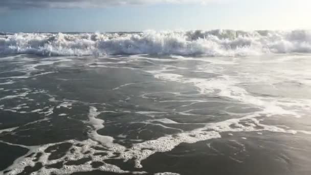 Ondas Azuis Surfando Praia Tropical Oceânica Imagens Alta Resolução — Vídeo de Stock