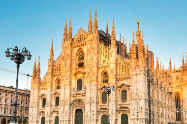 Duomo Milan, İtalya meydanında gün batımında Gotik Katedrali
