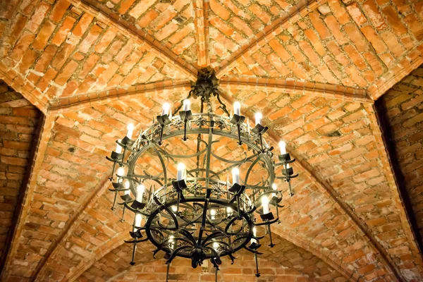中世の城でレンガの天井に古い金属製シャンデリア — ストック写真