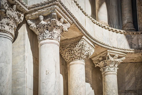 Vista Primer Plano Las Columnas Mármol Fachada Basílica San Marcos —  Fotos de Stock