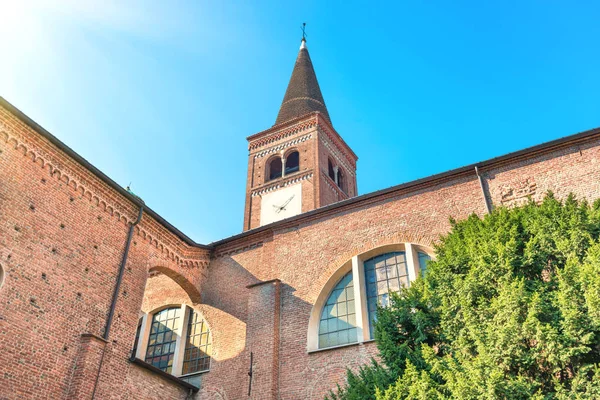 在蓝天背景下的圣马可教堂的钟楼景观 意大利米兰 — 图库照片