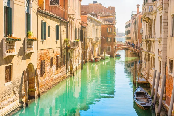 Venetië Straat Met Kanaal Boten Gondels — Stockfoto