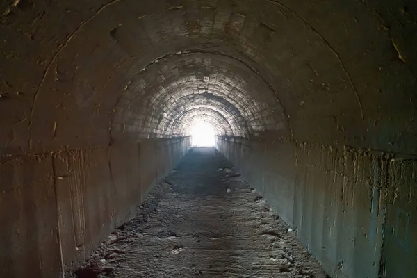 Túnel Vacío Abandonado Oscuro Con Luz Brillante Final — Foto de Stock