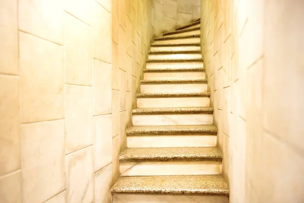 白色大理石墙之间坚固而陡峭狭窄的楼梯 — 图库照片