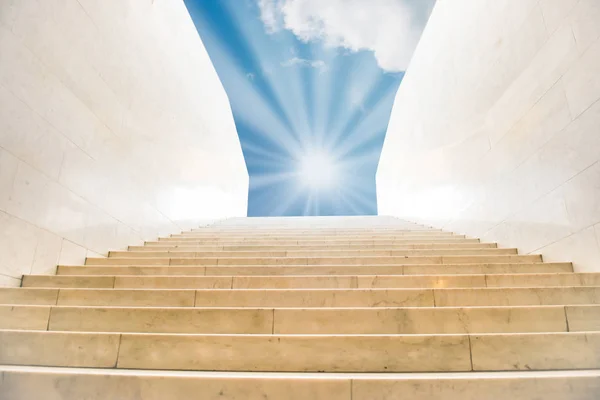 Soleil Brillant Sur Ciel Sur Escalier Marbre Avec Des Escaliers — Photo