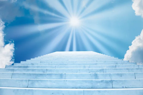 Солнце Светит Небе Мраморной Лестнице Лестницами Абстрактной Роскошной Архитектуре Религиозное — стоковое фото